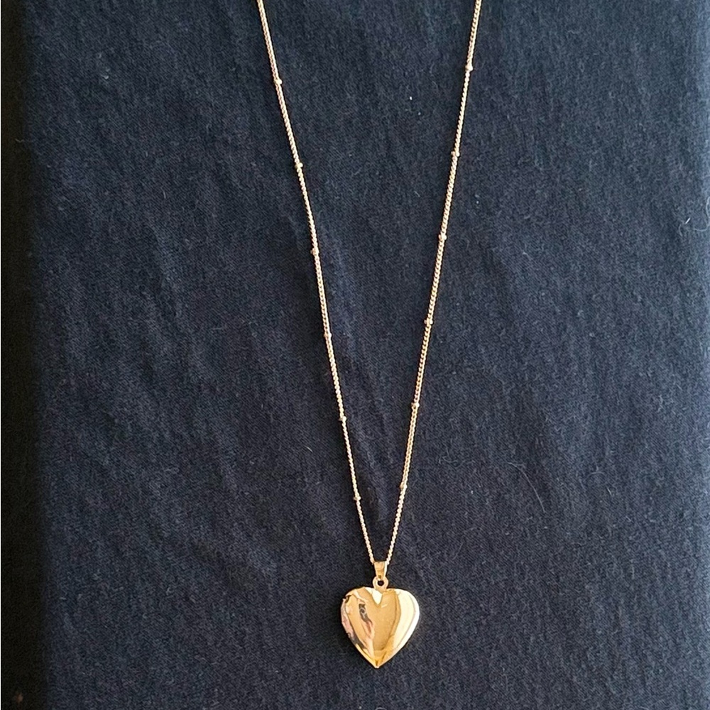 Elegant Gold Heart Pendant Necklace locket